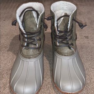 Light gray duck boots